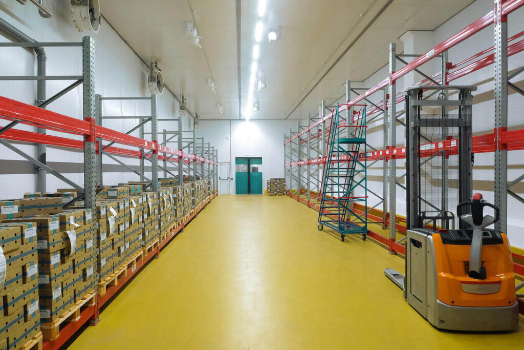 yellow-epoxy-flooring-warehouse-flooring-food-factory-with-forklift-and-red-racking